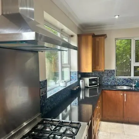 Sleeps 7. Town Center. 度假居