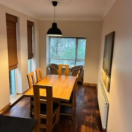 Sleeps 7. Town Center. 多尼戈尔